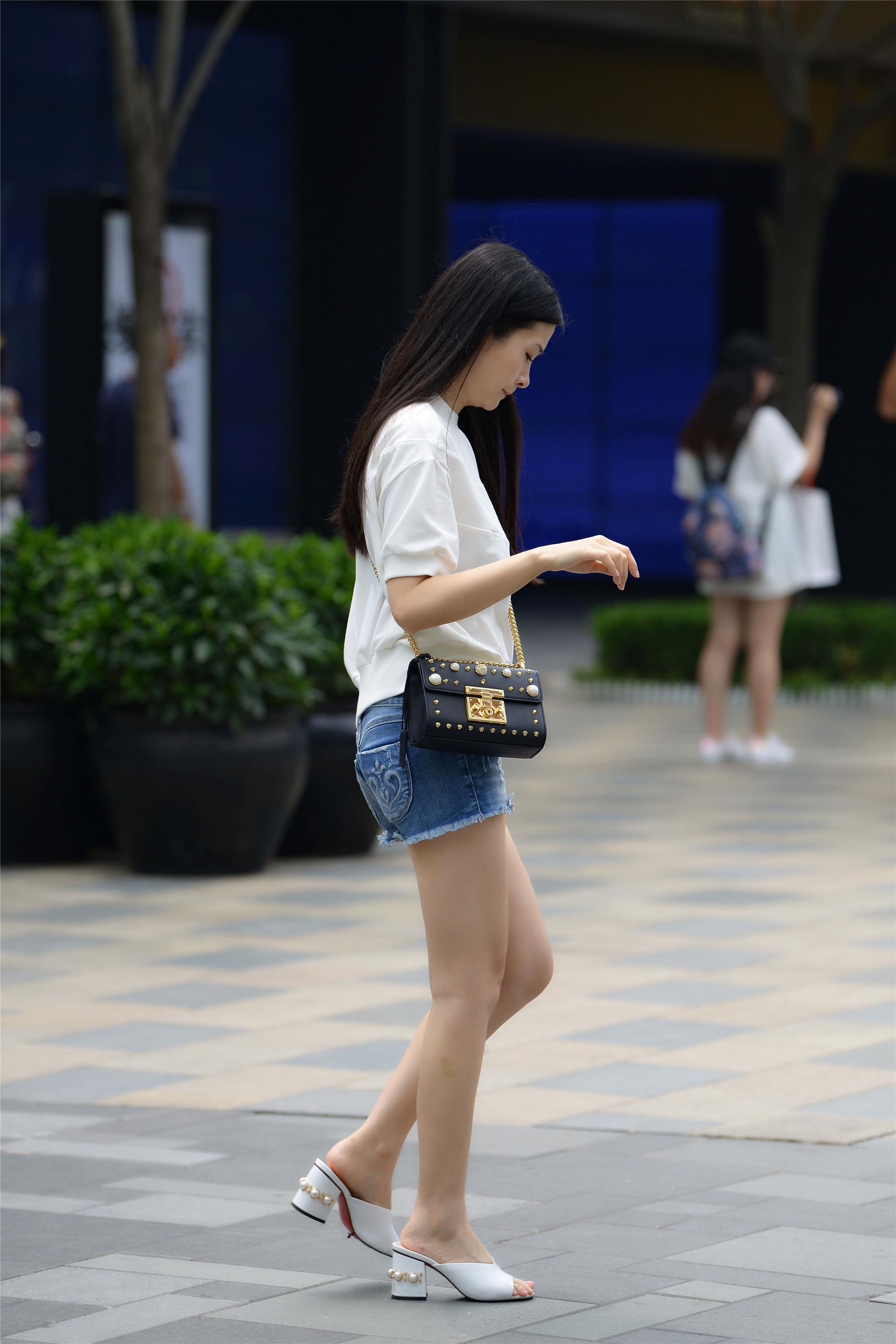 感觉更加精致一些,特别是留着一头短发,金属框的眼镜,更显知性文静