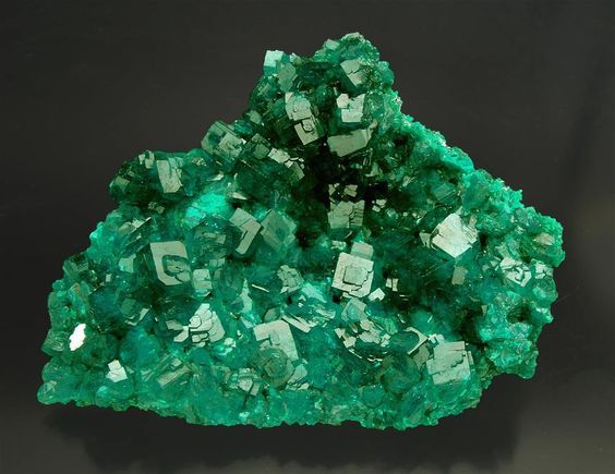 祖母绿色的矿物:透视石dioptase,是一种含水的铜硅酸盐