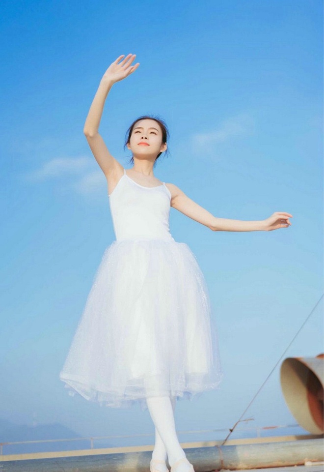 白皙清纯楼顶上15岁跳舞精灵少女清新阳光俏皮唯美写真