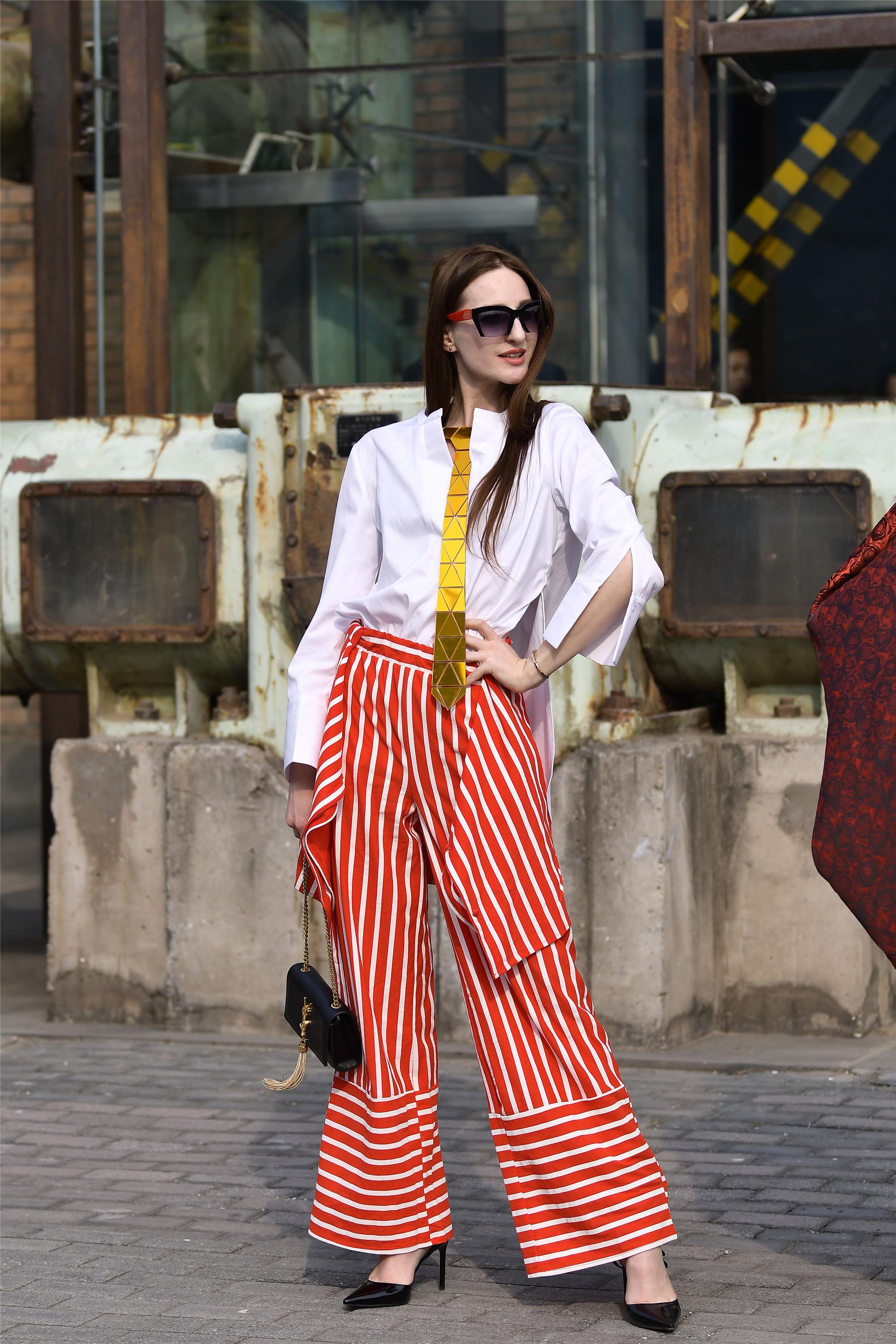 看秀的嘉宾,搭配着色彩绚丽造型各异的服装,美女个顶个的漂亮