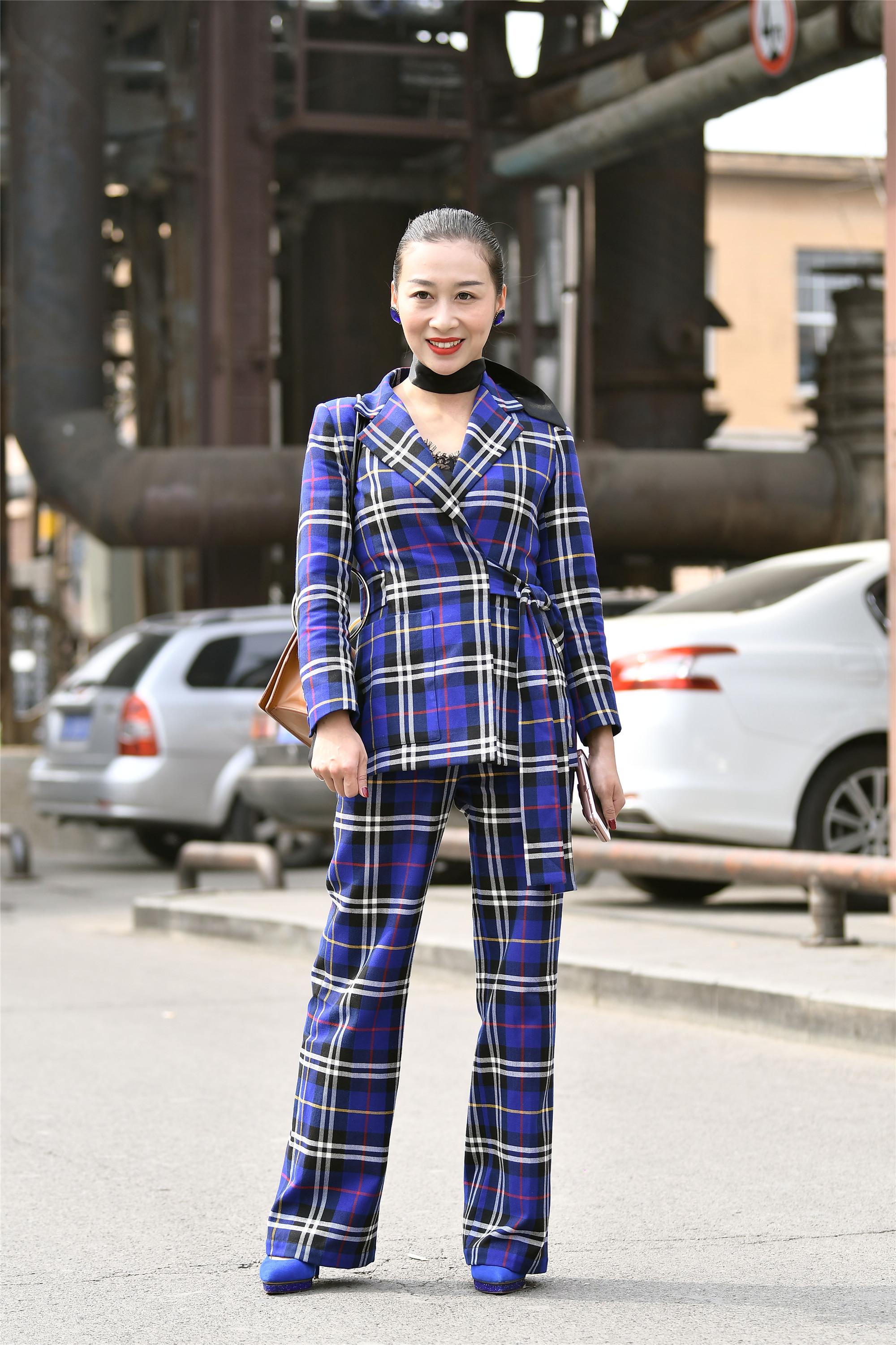 看秀的嘉宾,搭配着色彩绚丽造型各异的服装,美女个顶个的漂亮