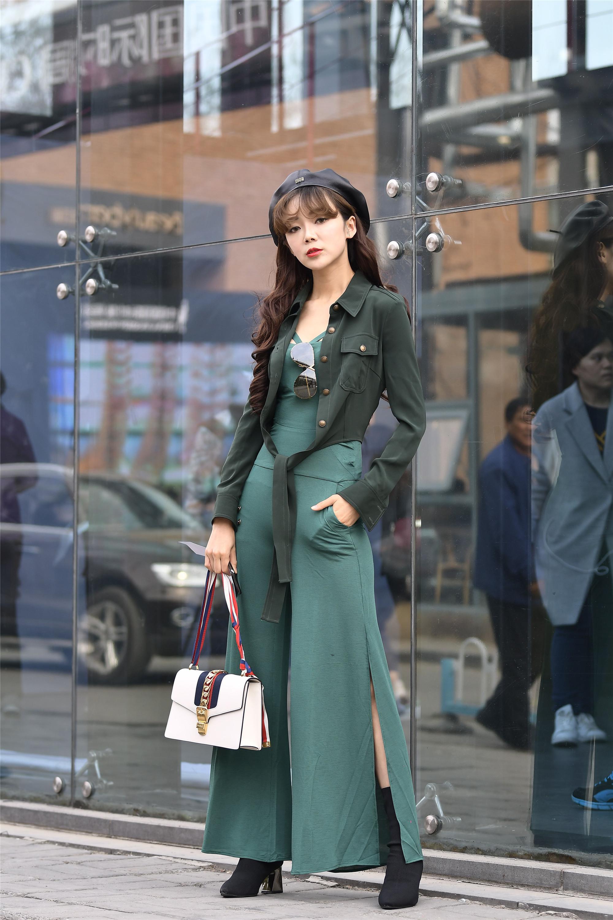 看秀的嘉宾,搭配着色彩绚丽造型各异的服装,美女个顶个的漂亮