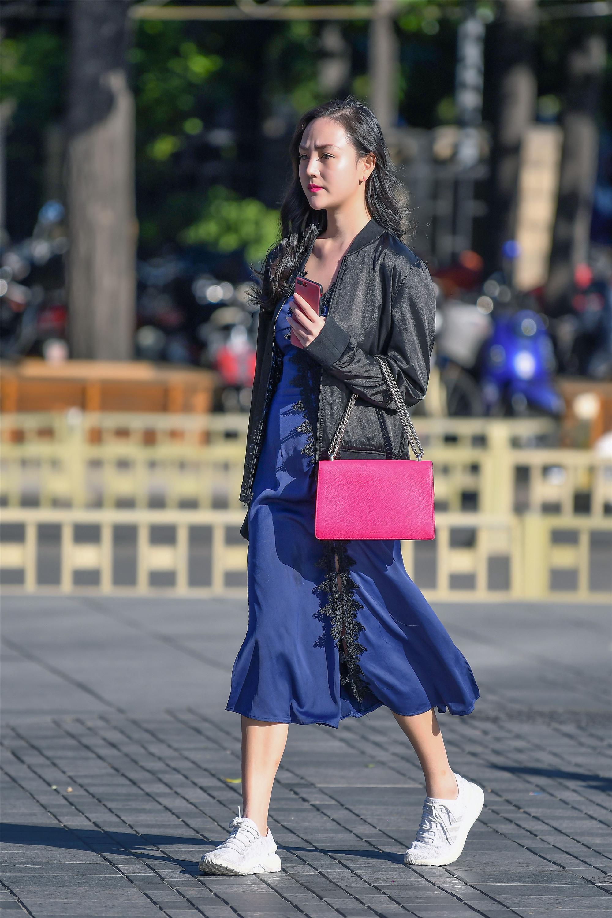 乱穿衣的季节,看时尚街区的姑娘怎么搭配长裙