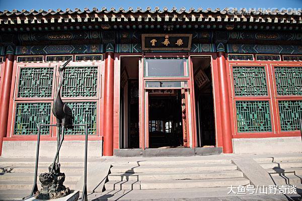 延庆殿和雨花阁相离很近,在它的东面,南边并没有道路,是处死胡同,东