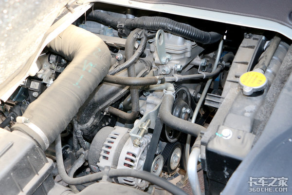 新车 正文 祥菱m2装有倒车影像配置,货厢尾部有专门的摄像头,可以辅助