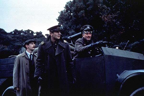 爱尔兰共和军,有一部电影叫《傲气盖天 michael collins》,描写共和军