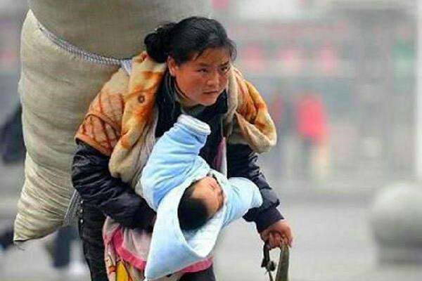 全球最感动人心的母子照片,哪一张让你想到自己的母亲