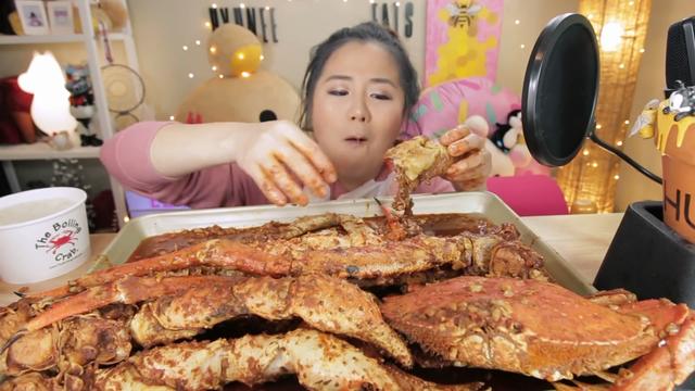 就拿图中的这位美女大胃王来说吧,她就特别喜欢吃海鲜,而且吃的速度还