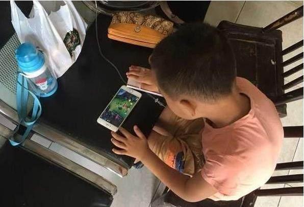小学生沉迷手游马爸爸不高兴?如果手机有这个功能就好了