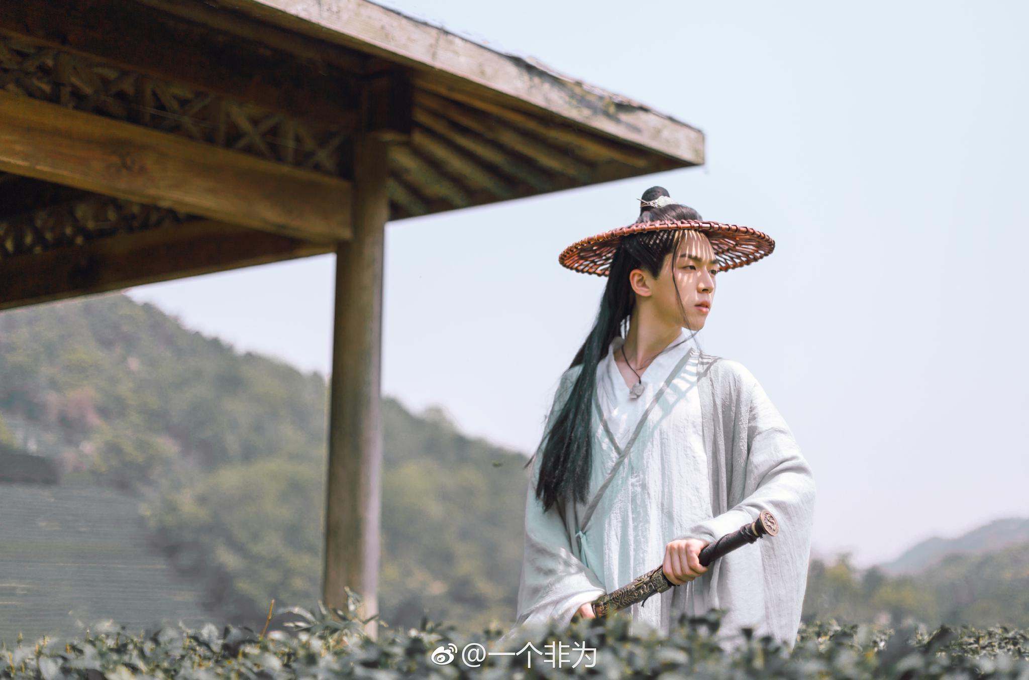 儒门有志羁风雨,失鹿山河散若星.千古文人侠客梦,肯将碧血写丹青.