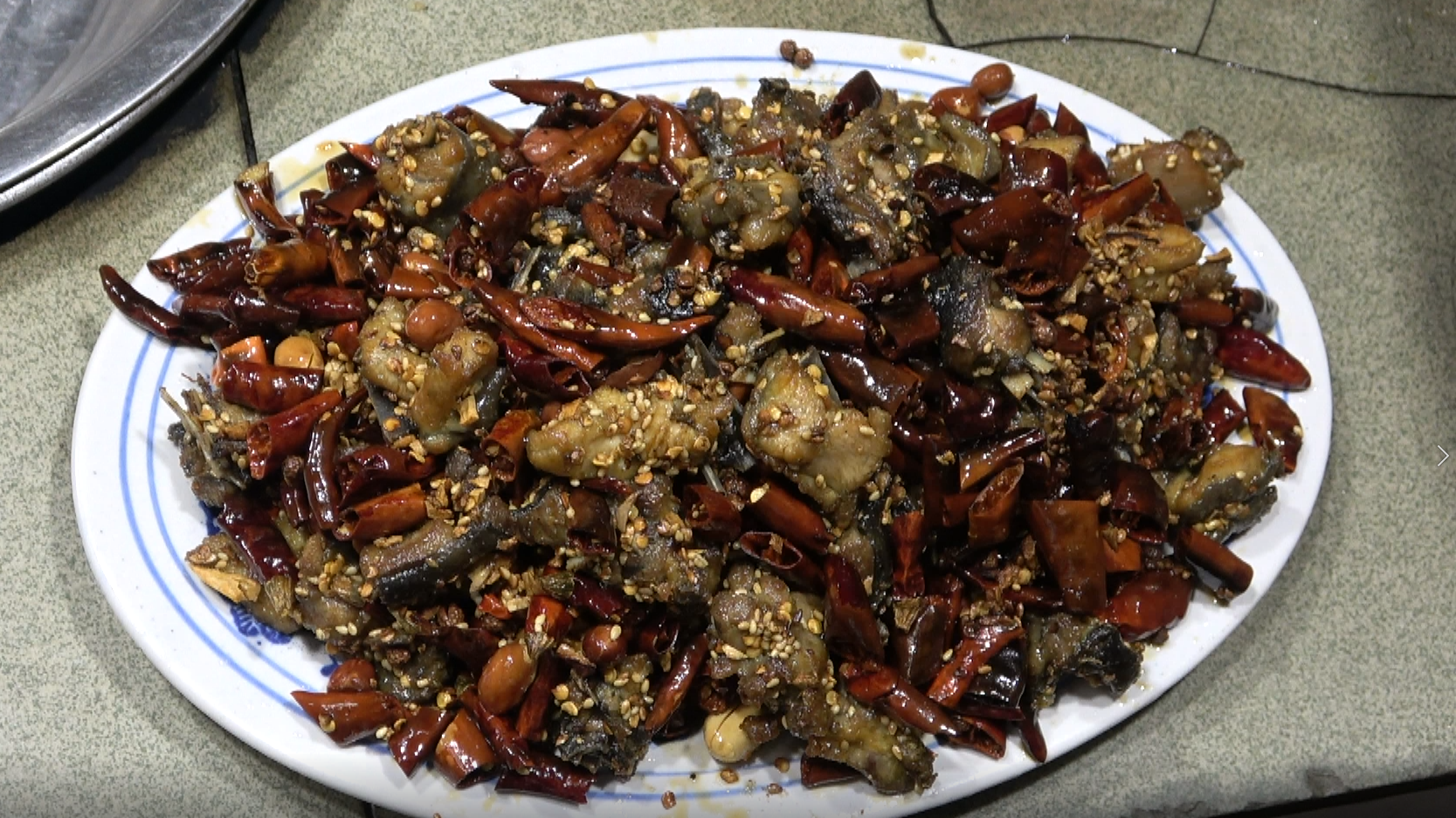 农村四哥:王四妈妈做的泡椒肥肠,满满的一大盘,下酒不错