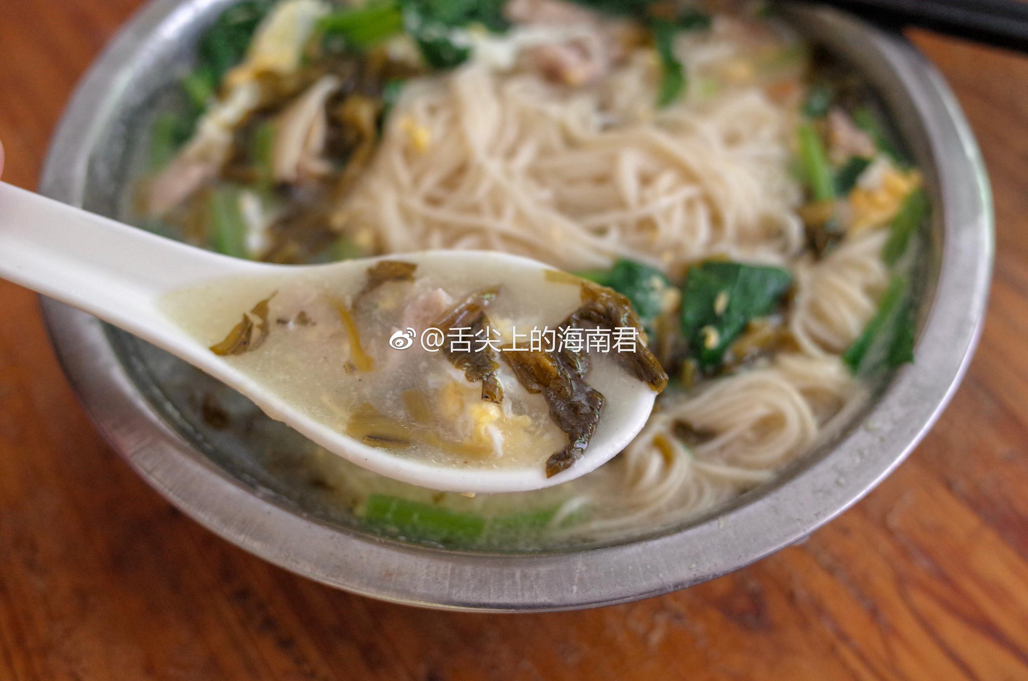 伊面汤真的怎么吃都好吃,随随便便打个鸡蛋,还有蒜头油也是绝配