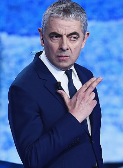 63岁憨豆艾金森再现特工手势,眼神秒入戏表情太经典