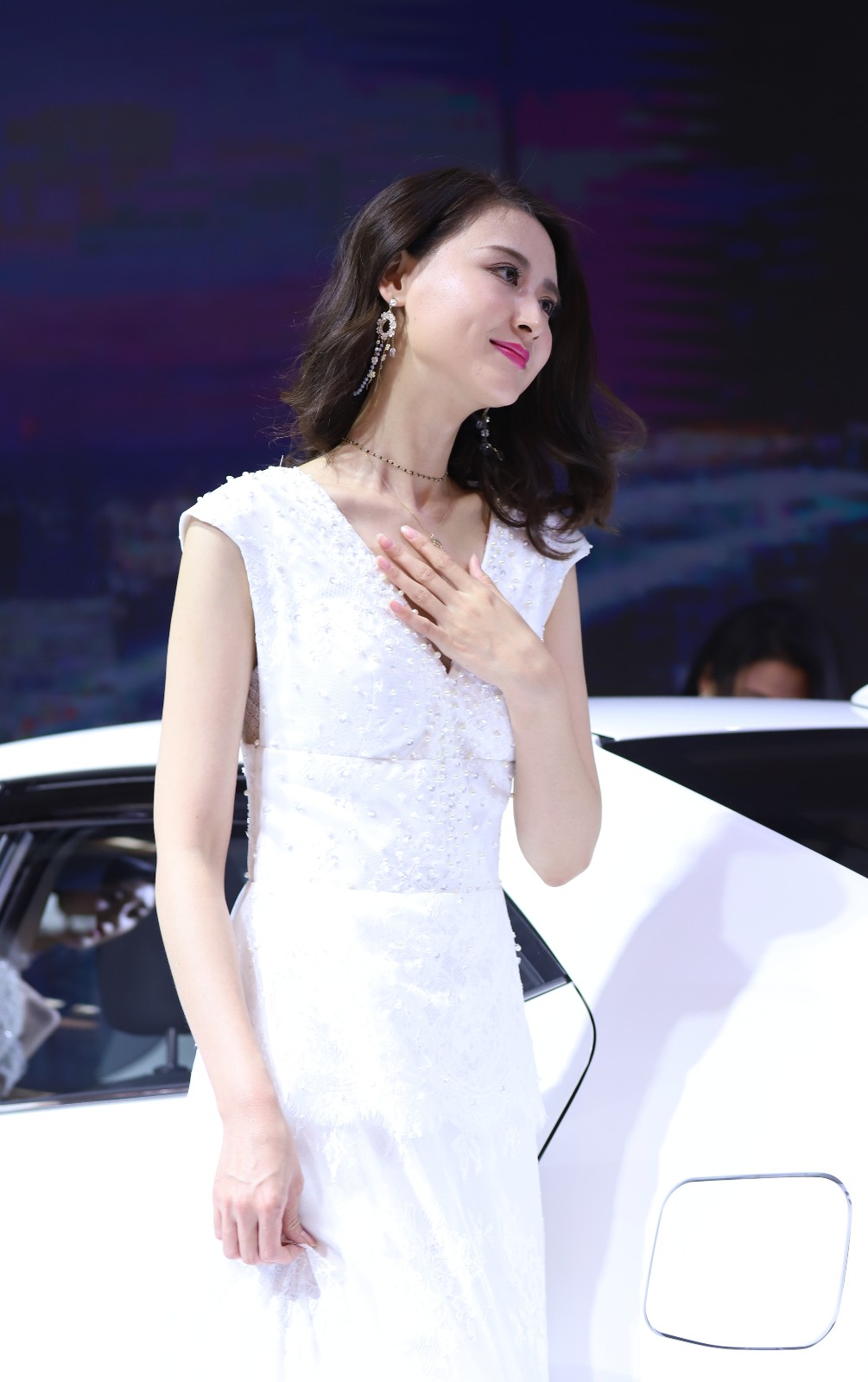 国内某车展现场实拍:车模姑娘们气质优雅,引人流连