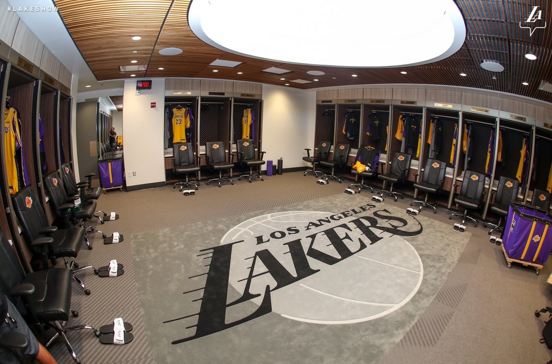 詹姆斯更衣柜以及湖人更衣室