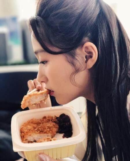 女星片场吃饭形态各异! 可谁最真实? 谁做作呢?