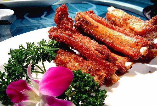 金牌蒜香排骨,排骨香味与蒜的清辣味融合,排骨吃起来更具脆性.