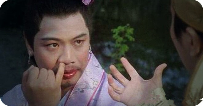 最典型的例子,就是李健仁,这么一个大帅哥,被星爷整成男扮女装,而且