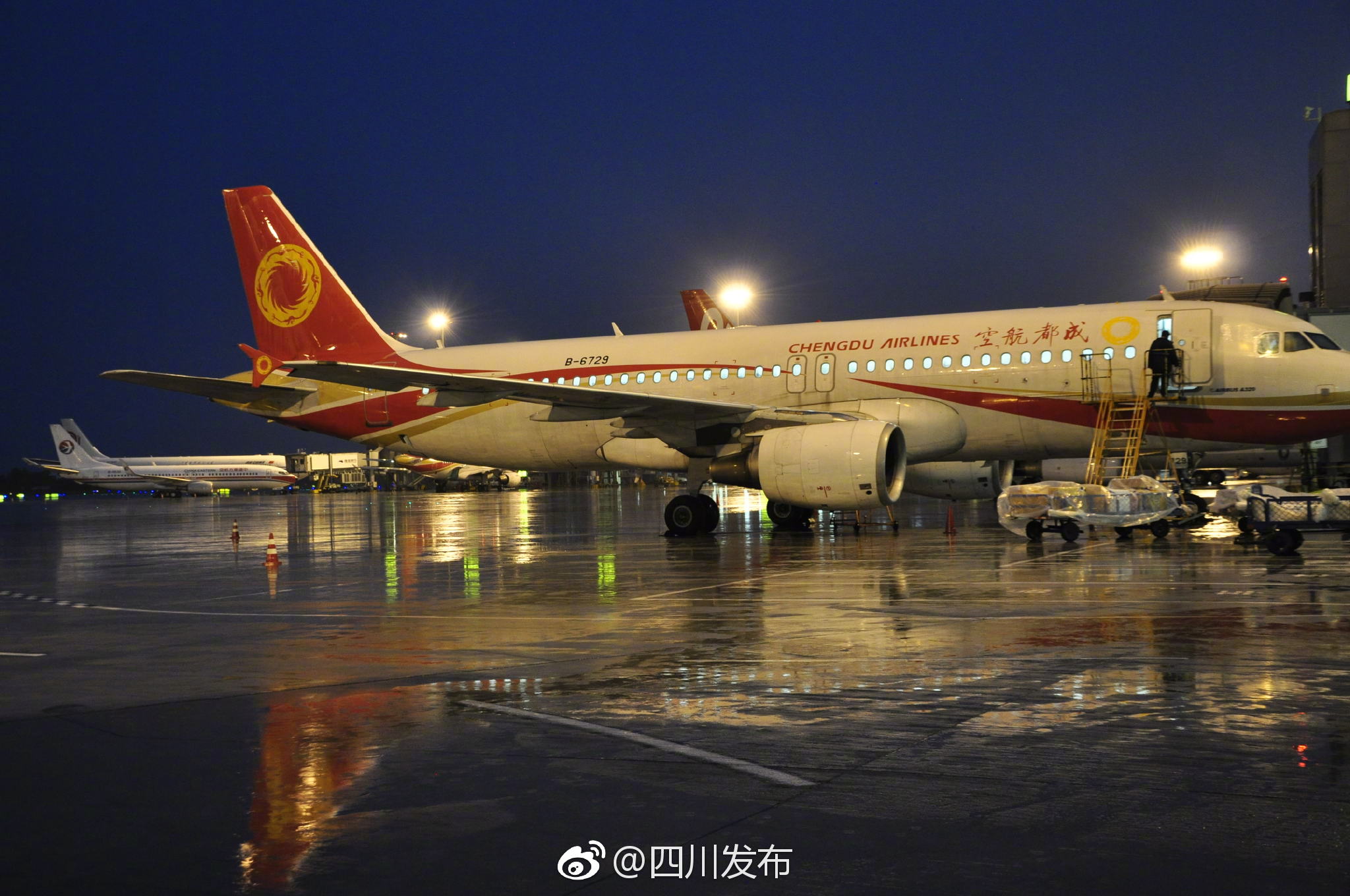 成都机场今夏第4次发布大面积航班延误黄色预警 上万名旅客滞留机场