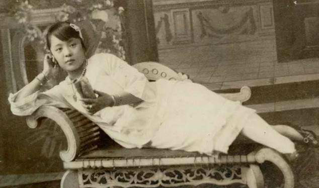 清朝老照片图二是相敬如宾的娃娃亲侧躺的青楼女子在看书