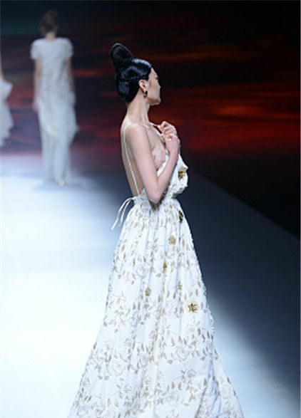 2019春夏中国时装周模特赵欣大胆走秀妆容复古展风韵