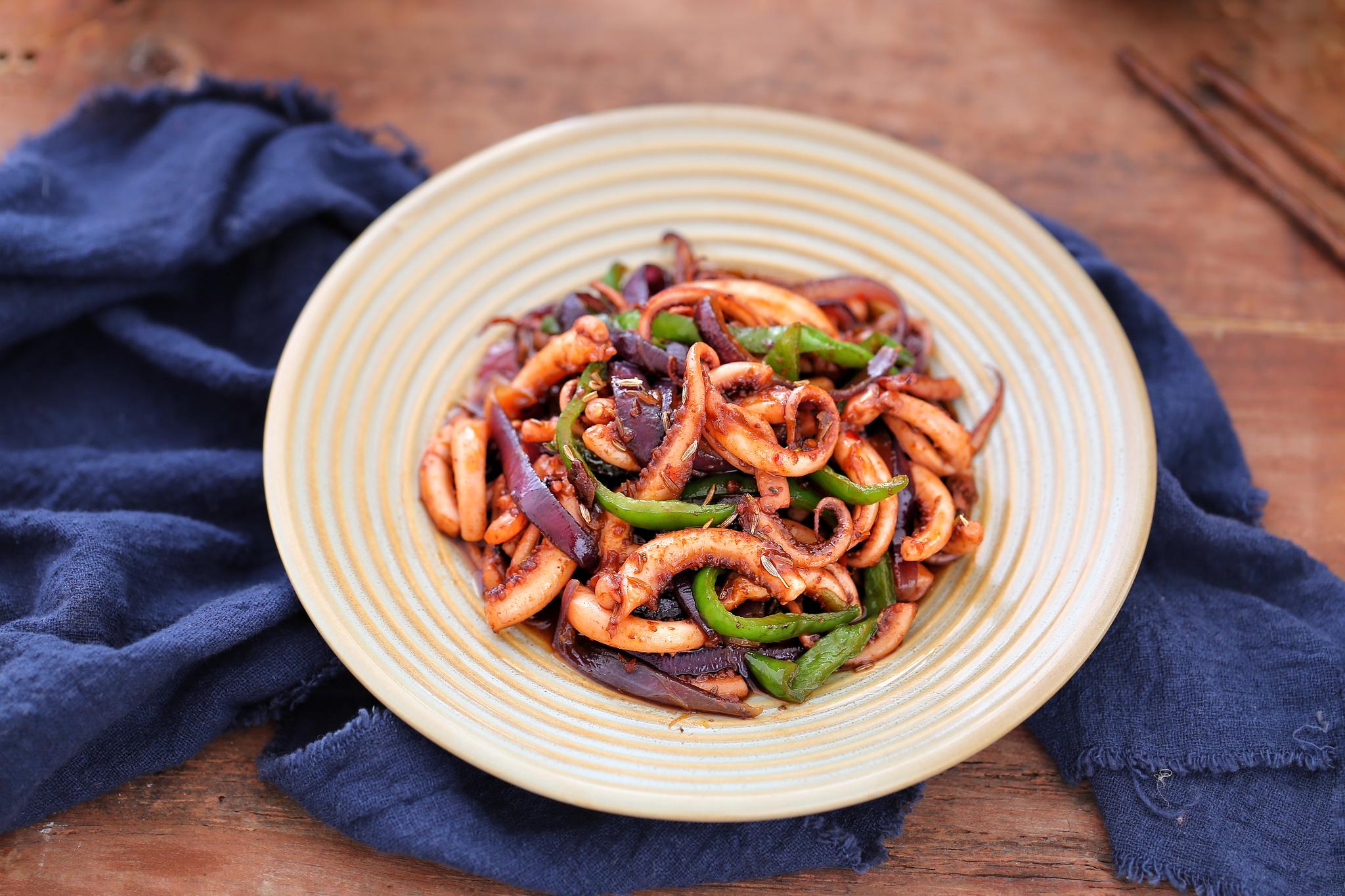 鱿鱼须酱爆才过瘾,再加一味调料,让你足不出户也能吃出烧烤味儿