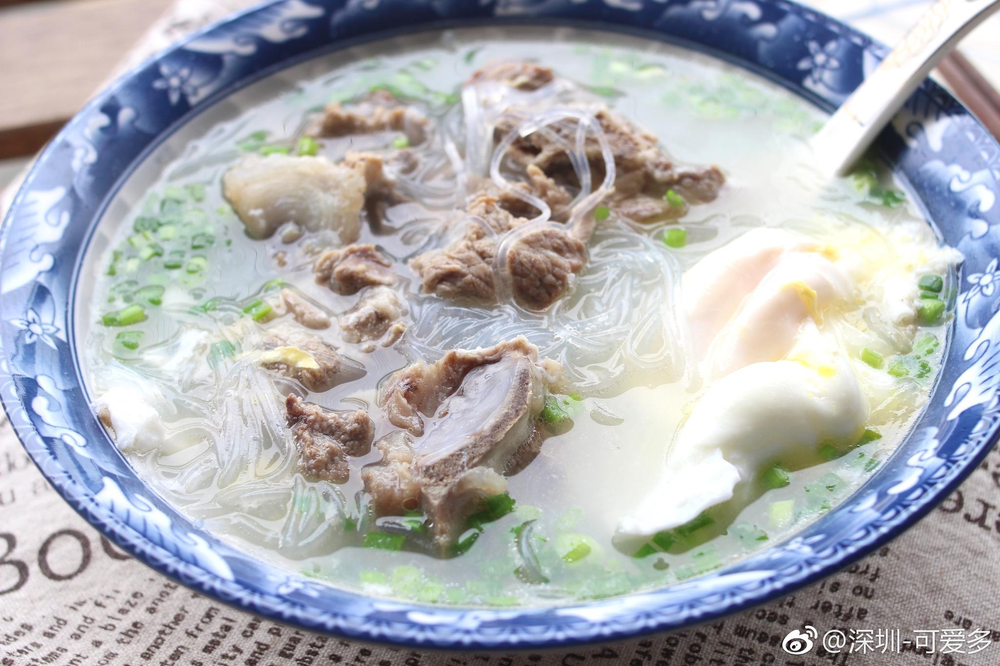 大骨粉丝汤下大雨炖了一锅汤早上煮粉丝吃