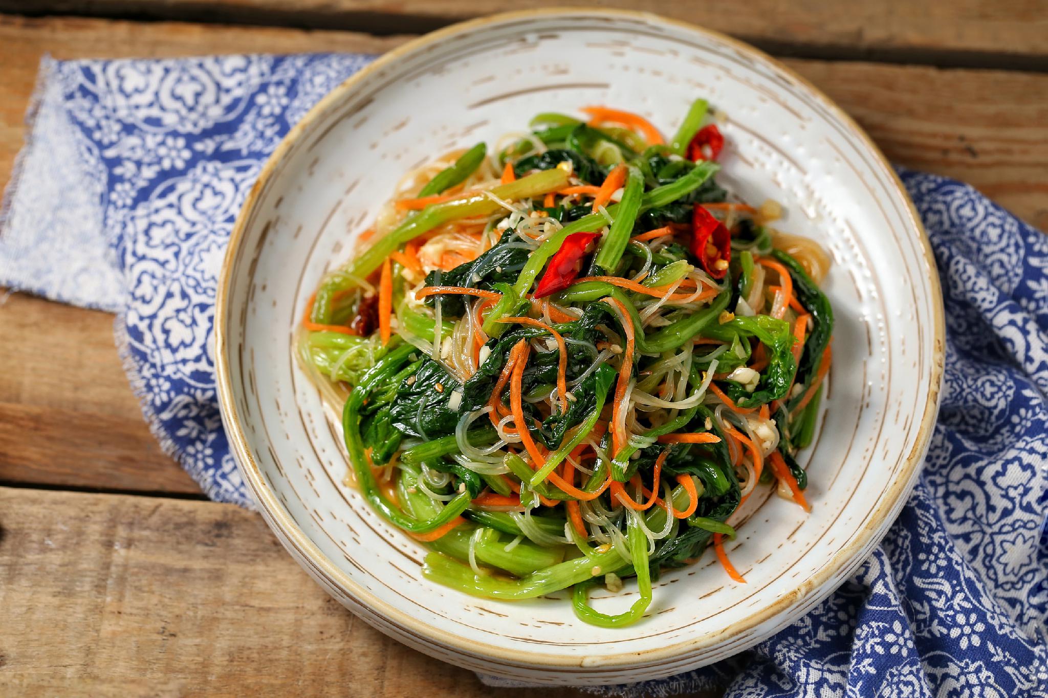 天气太热不爱进厨房凉拌菜最适合营养又爽口远离油烟没烦恼