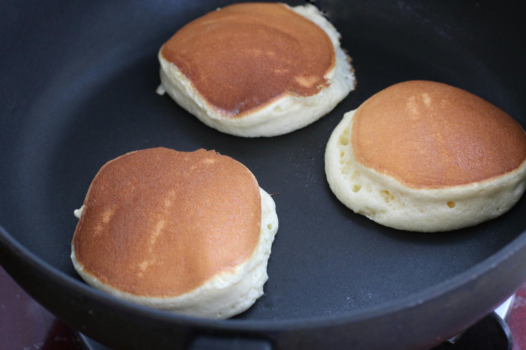 我用平底锅做的舒芙蕾松饼,口感松软香甜,孩子吃一次就上瘾了!