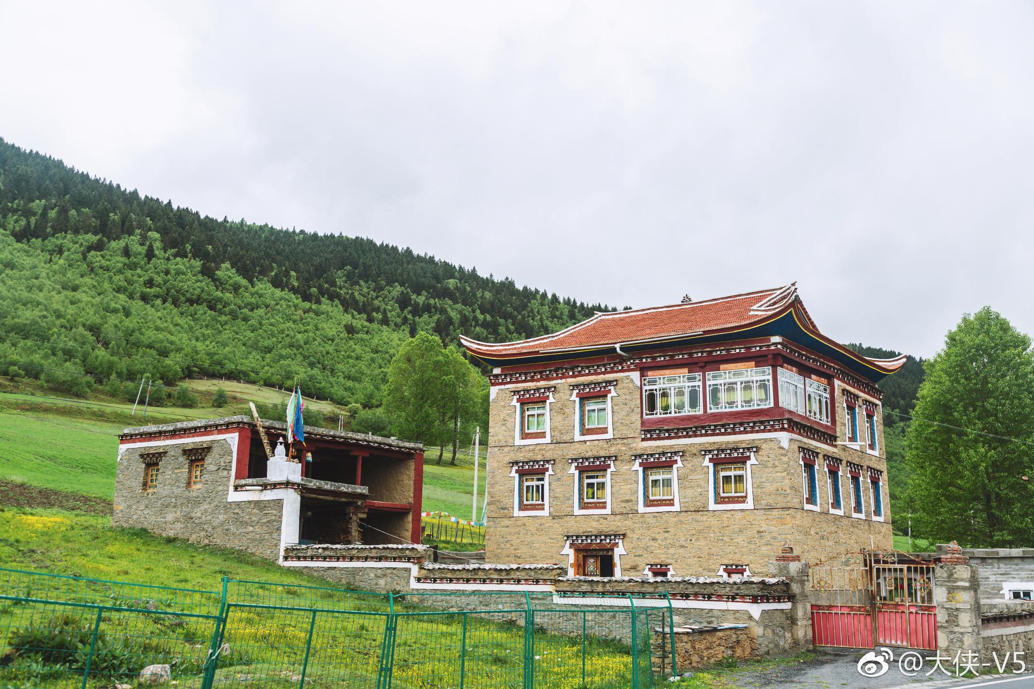 在新都桥的当地藏民家