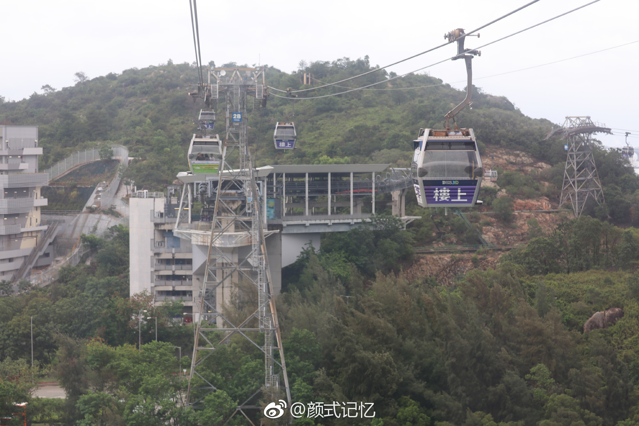 昂坪360缆车一一香港新界大屿山东涌市中心及昂坪