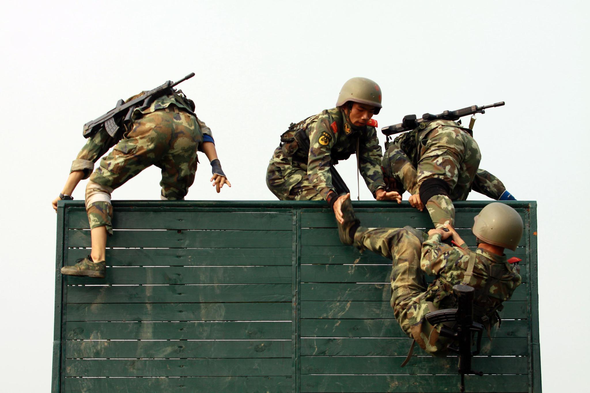 军队是严肃活泼的一个地方,军人的天职是保家卫国,在国家繁荣的大背景