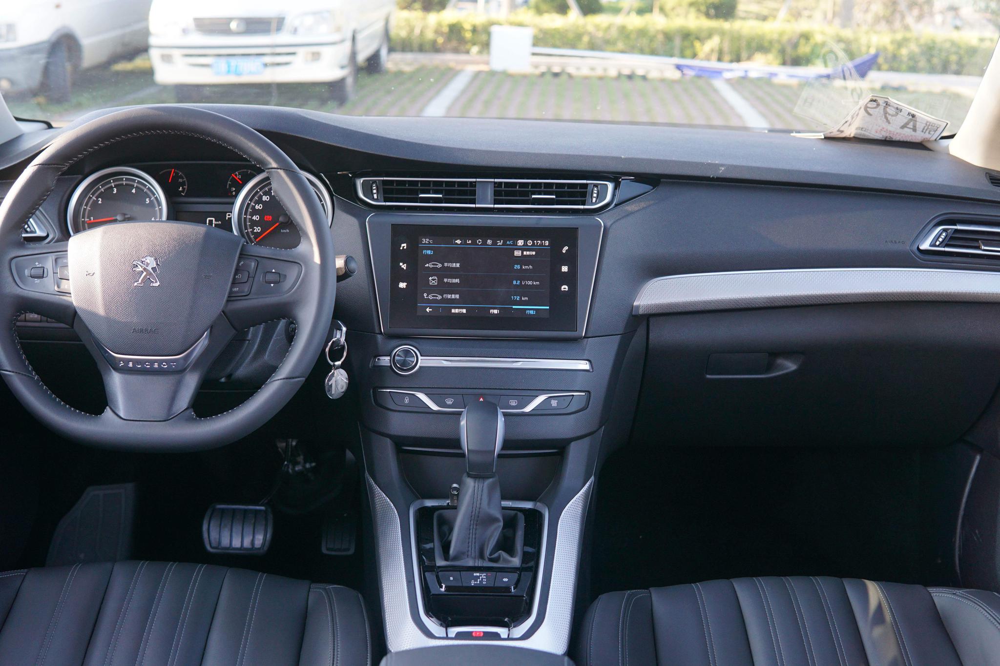 进入内饰,这一辆标致408同样也是运用了不少的家族化设计元素,我们能