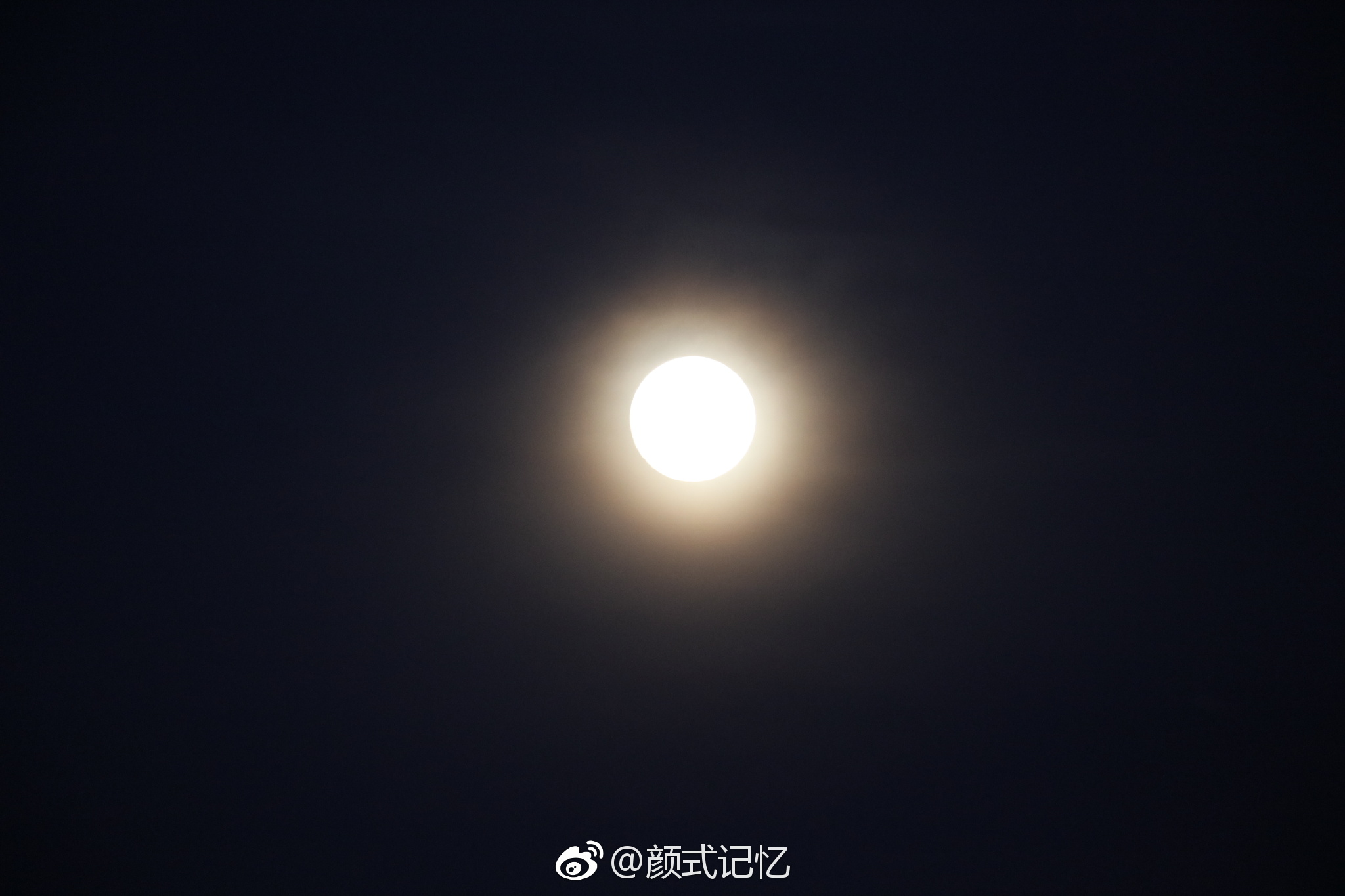 火火大地 火月亮一一昨晚，月圆夜拍摄于天台。|月亮|大地|拍摄_新浪新闻