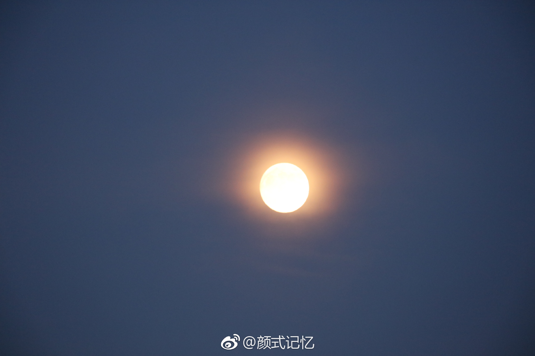 火火大地 火月亮一一昨晚，月圆夜拍摄于天台。|月亮|大地|拍摄_新浪新闻