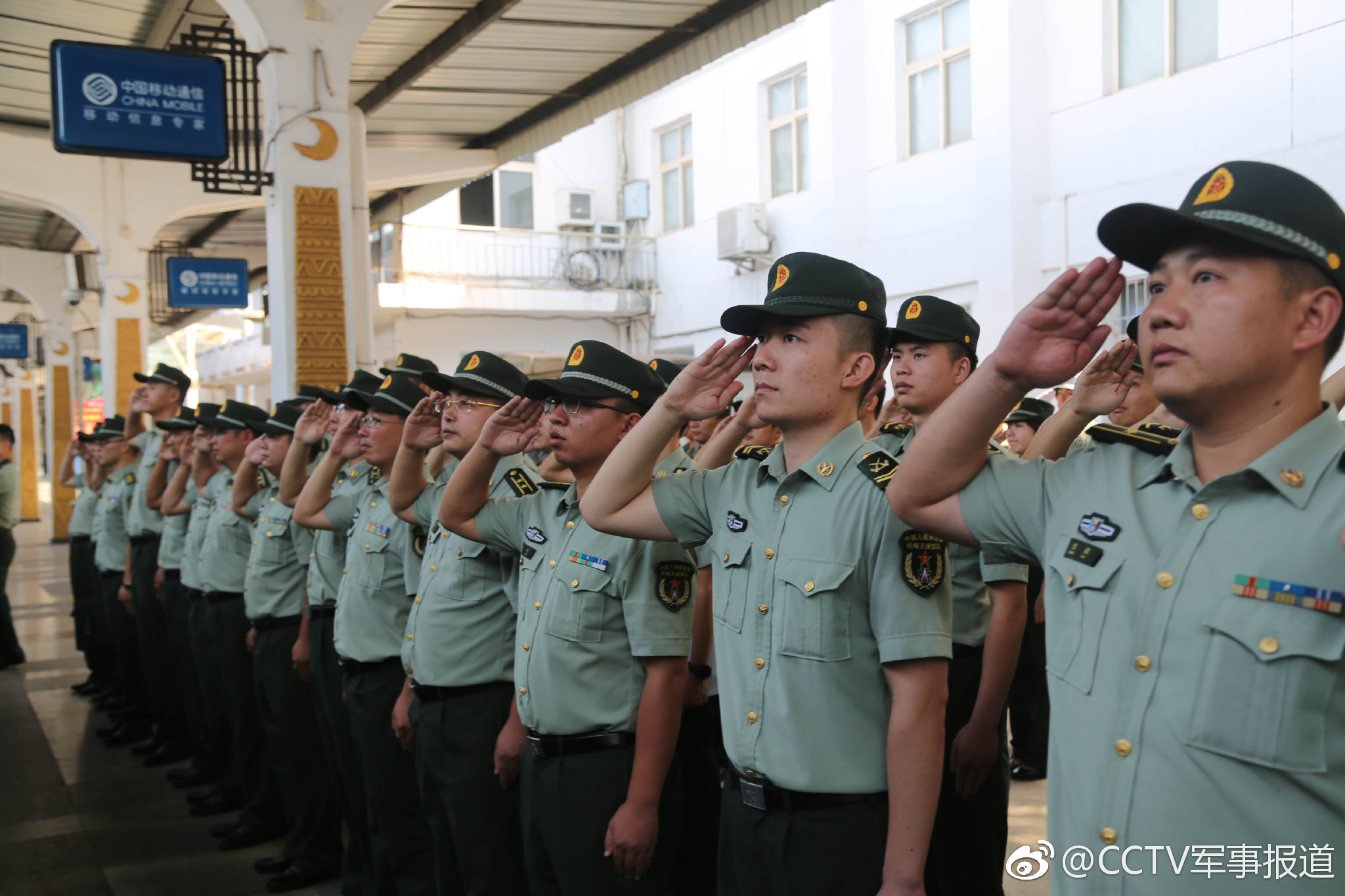 泪目,战略支援部队某部送别400余名退伍老兵