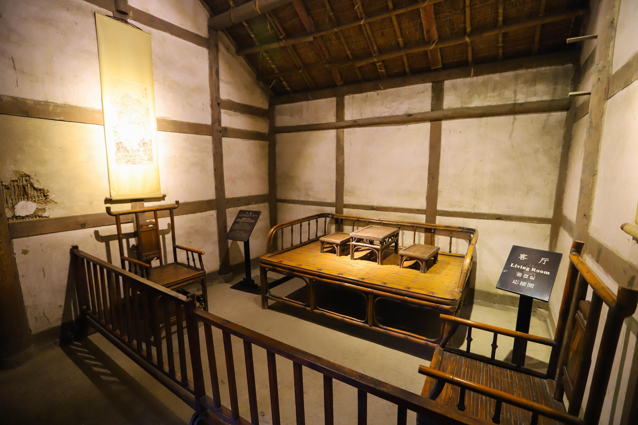 草堂茅屋还原了唐代诗圣杜甫曾经居住过的模样,墙都有竹子和泥巴外露