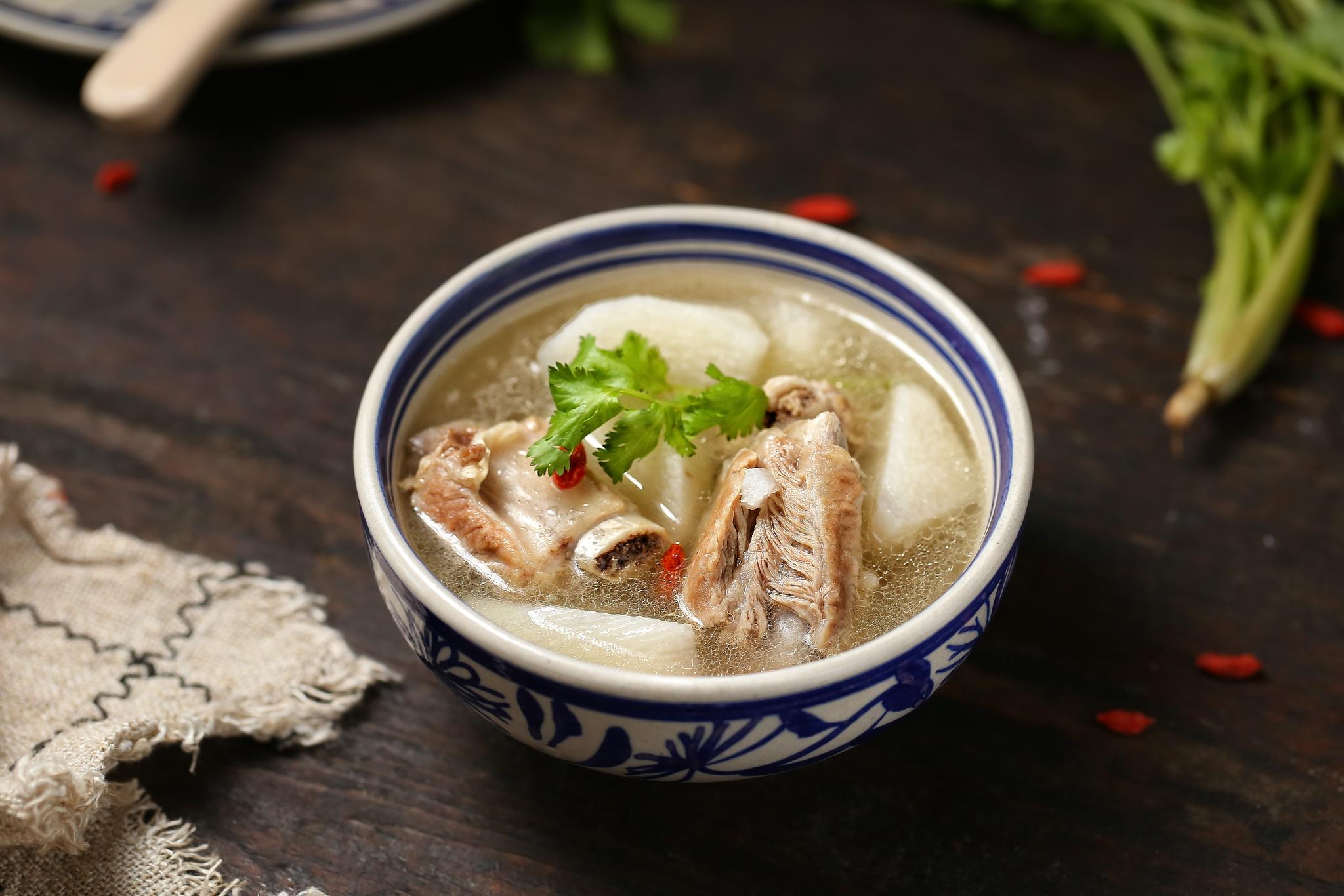 小贴士:山药排骨汤一般会作为冬季进补食谱来推荐,但我觉得汤是一年四