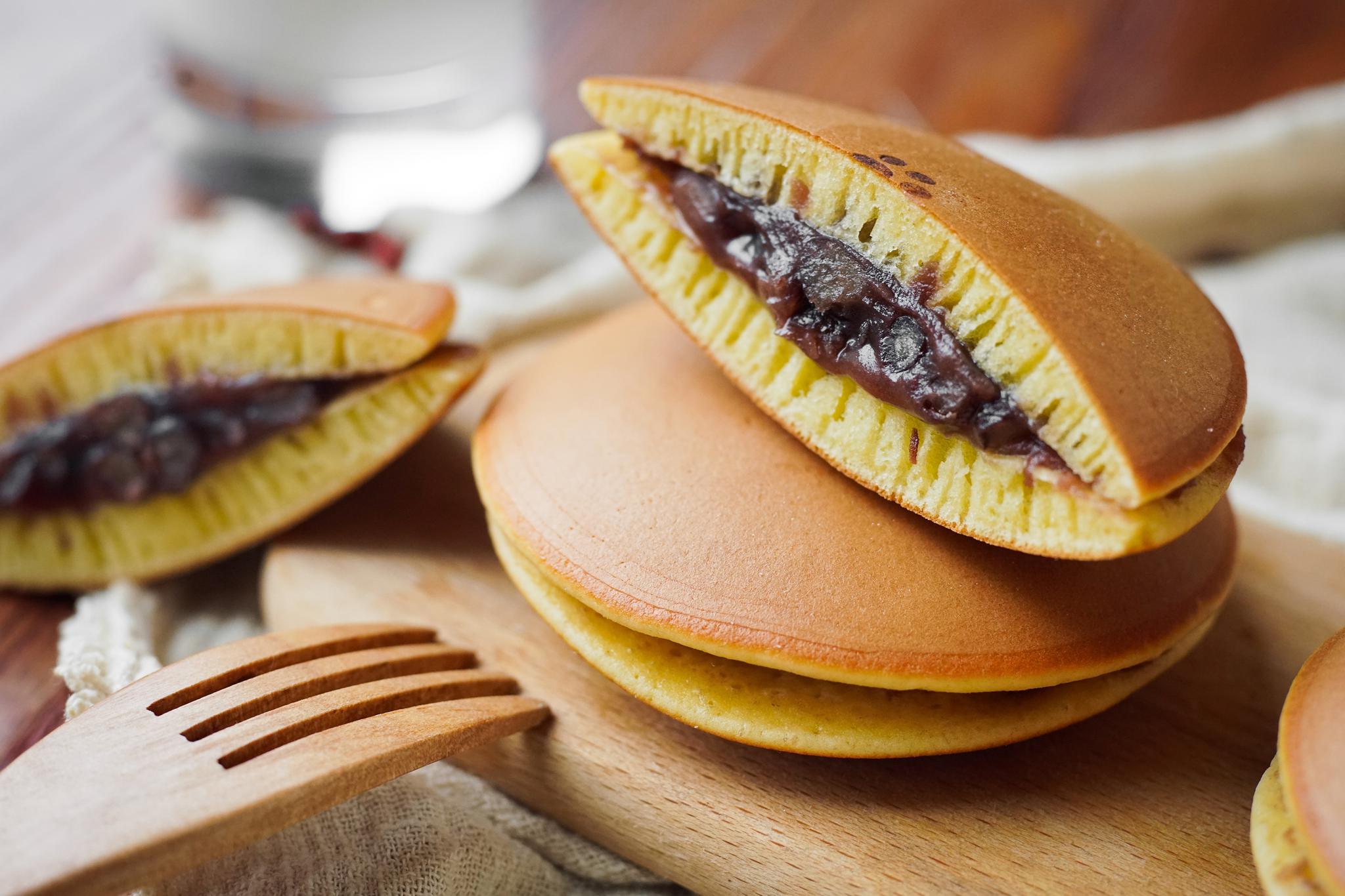 铜锣烧(どら焼き)是一种类似松饼的日本甜点,它通常会于2片圆形松饼中