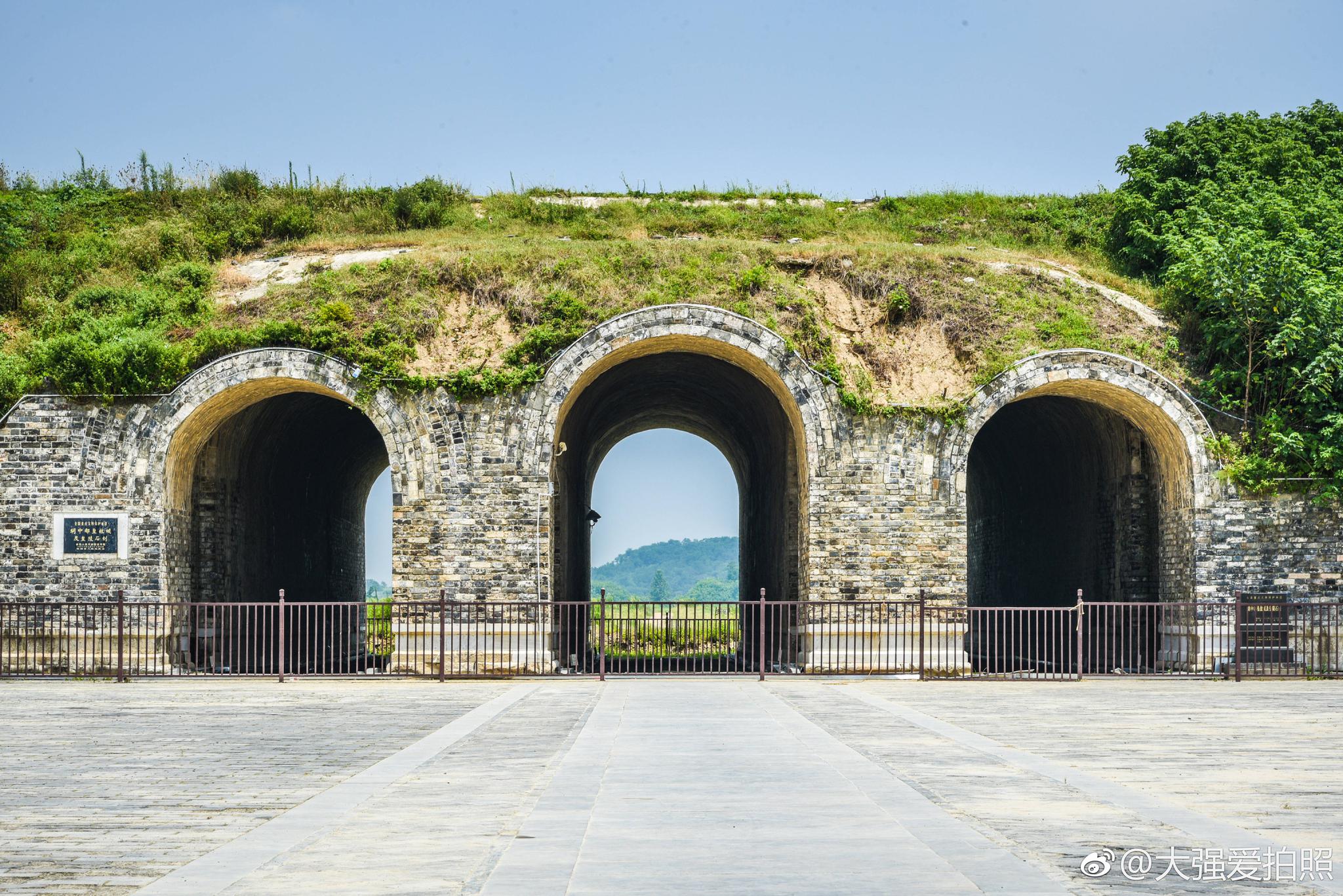 安徽滁州的凤阳县有一座明代早起的城池遗址"明中都皇城".1368年