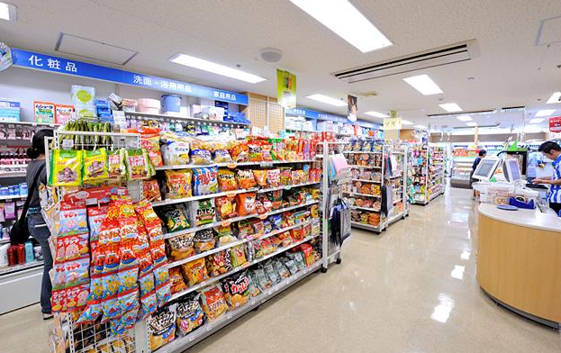 日本神奈川一"小便利店",都要贴中文告示警示国人,网友:脸红