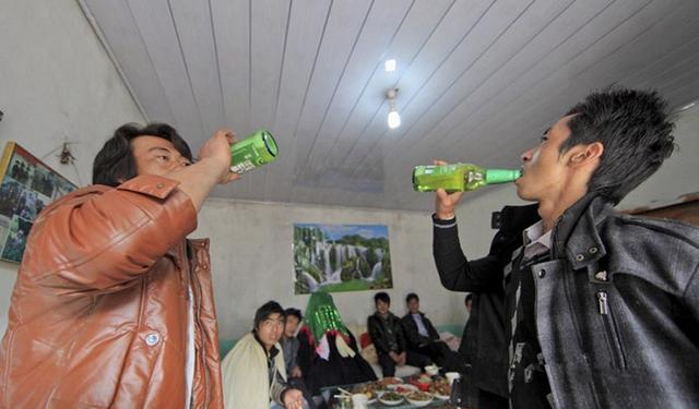 过年回农村老家,有人天天喝酒打麻将,有人天天闹洞房!