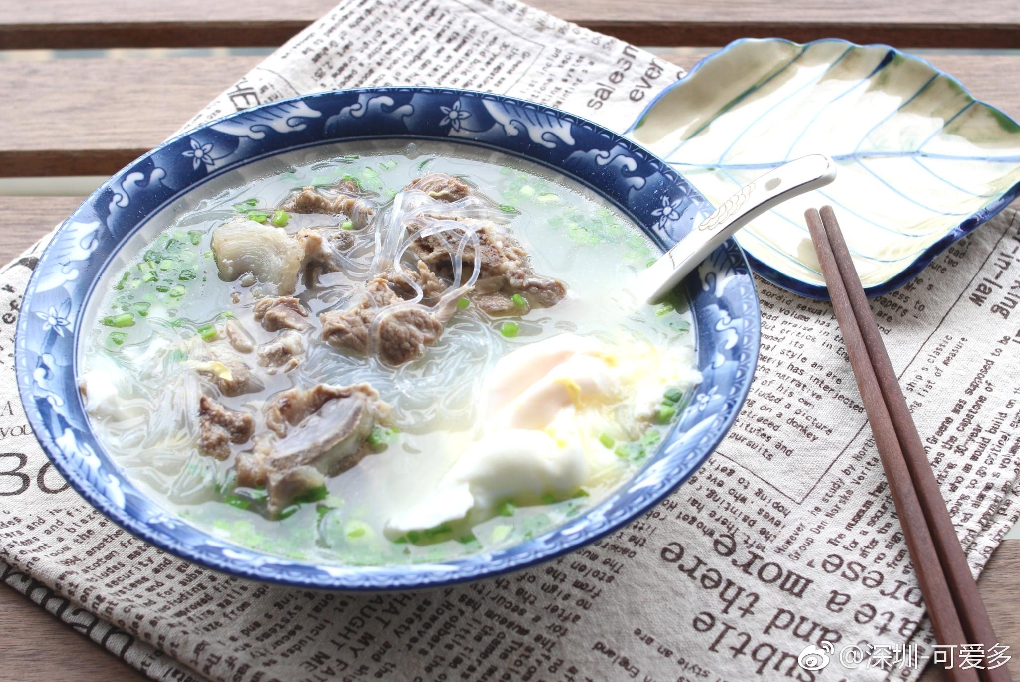 大骨粉丝汤下大雨炖了一锅汤早上煮粉丝吃