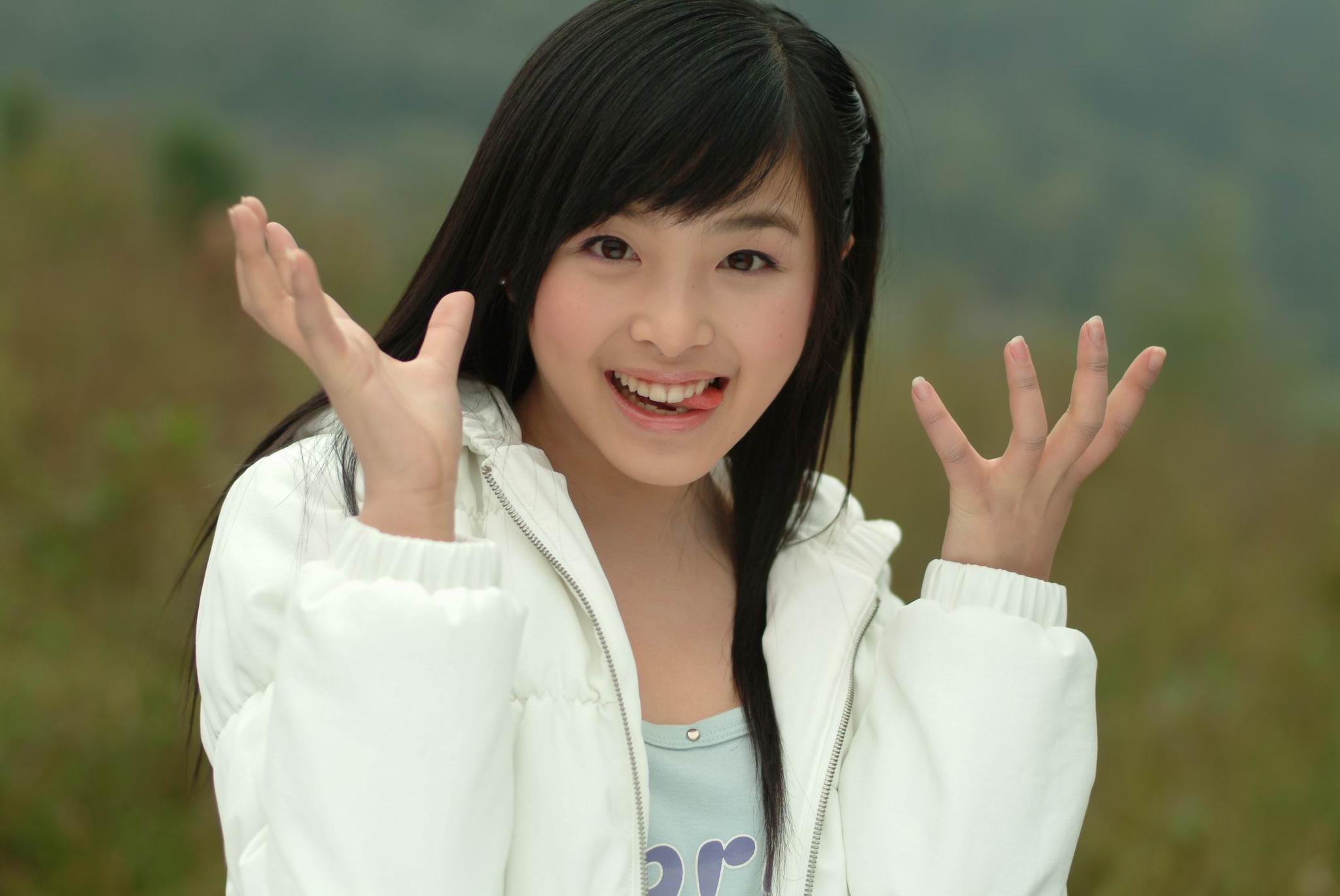 说到张含韵,大家都知道她是在2004年《超级女声》选秀比赛上开始崭露