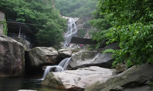 南依险峻峭拔"十八垛",北连世界第一大佛的"佛祖山"