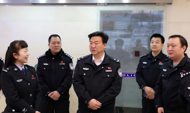 南阳市公安局领导督导检查工作,慰问值班民警