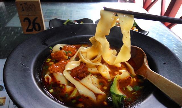 32块一碗的牛肉面, 味道不错, 感觉略贵, 偶尔吃次还可以