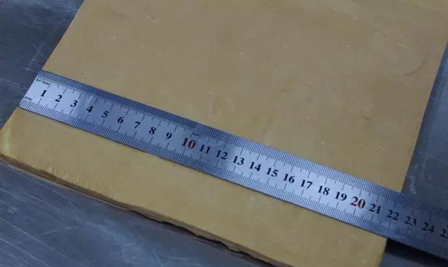 11,把面团压成厚度0.