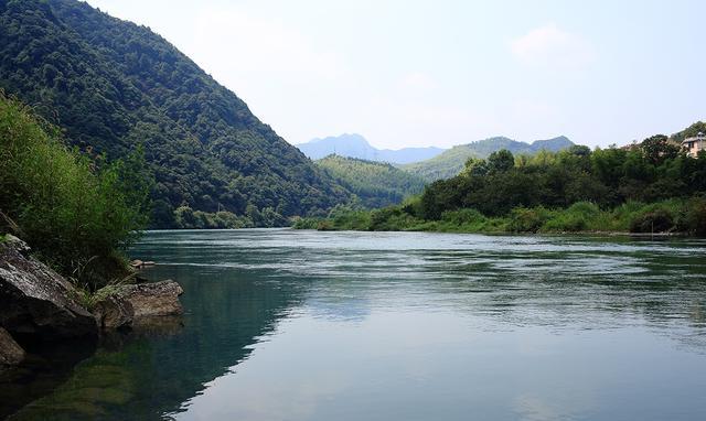 乌溪江风景甲富春,泛舟之上,仿佛闯入神仙的居所
