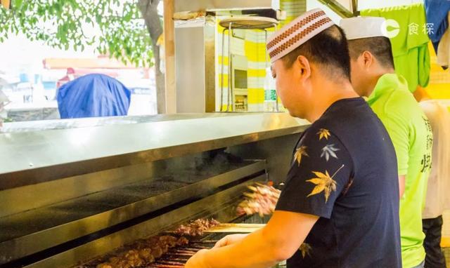 深圳做了20年的小店,只賣兩種東西,香味勾魂……|牛肉餅|羊肉串|香味